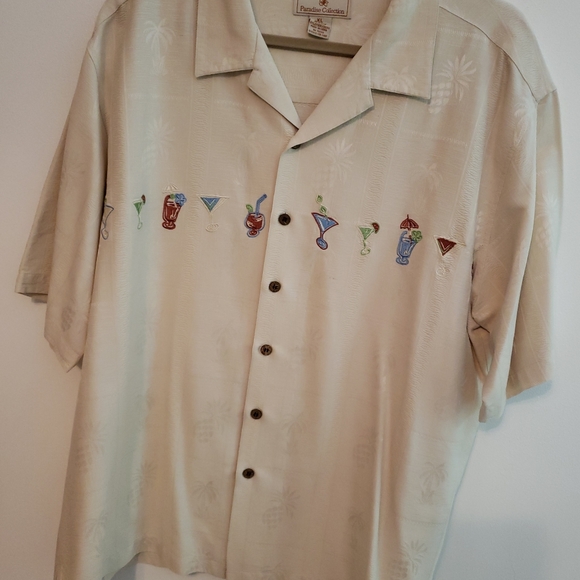 Paradise Collection Other - Mens button down shirt in a size XL. Excellent condition